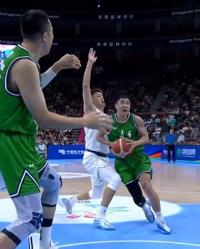 福建队碾压猛龙，高诗岩关键制胜