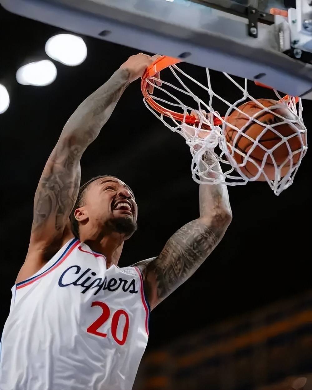 爱游戏官方-快船险胜上海队，德罗赞点燃赛场