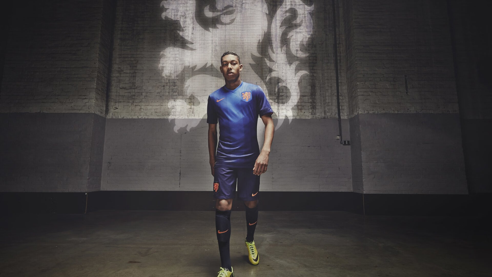 美加墨世界杯焦点战，乌克兰正面击溃英格兰，足球场上的战争隐喻与现实回响